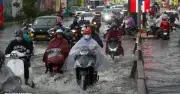 Chân cầu Ba Son ngập nặng, xe cộ ùn tắc kéo dài sau mưa lớn