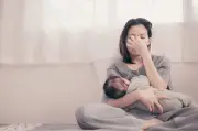 Chồng cấm mua điều hòa để dành tiền mua chung cư khiến con sốt lịm vì nắng 40 độ