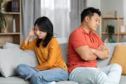 Chồng lương 50 triệu, tôi giấu con về nghề thông cống vì sĩ diện