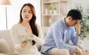 Chồng ly hôn sau 2 năm không nói chuyện vì quy định khó tin của vợ
