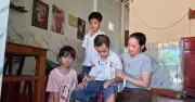 Chống mặt, người phụ nữ gồng gánh nuôi 3 con, 2 bé mắc bệnh nặng