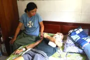 Chồng mất vì ung thư, con trai tai nạn liệt giường: Người mẹ khốn khổ xin cứu con