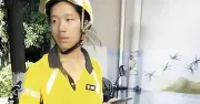Chàng trai 19 tuổi làm shipper, sống dưới gầm cầu để kiếm tiền đi học