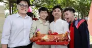Chàng trai mang heo quay 5kg đến lễ tốt nghiệp tặng bạn, gây bất ngờ