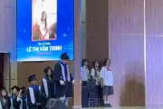Chàng trai thuê dancer múa phụ họa trong lễ tốt nghiệp, gây sốt mạng