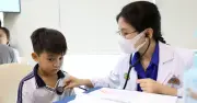 Chương trình 'Cùng con đi tiếp cuộc đời' khám sức khỏe miễn phí cho trẻ mồ côi