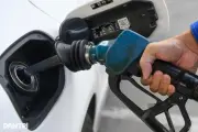 Chính phủ kéo dài giảm thuế xăng dầu đến 30/9