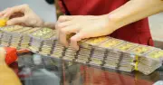 Chuyên gia khuyên không nên bán tháo vàng, bạc dù giá giảm mạnh