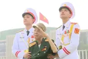 Chuyện xúc động về anh hùng La Văn Cầu chào điều lệnh bằng tay trái