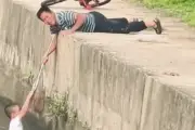 Clip cậu bé đạp xe rơi xuống nước được cứu trong tích tắc gây sốt