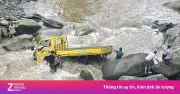 Công an và người dân Lào Cai kéo xe tải mắc kẹt giữa suối an toàn