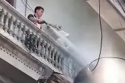 Công an xác minh vụ người đàn ông xịt nước vào thợ tháo dỡ công trình
