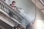 Công an xác minh vụ người đàn ông xịt nước vào thợ xây nhà sát vách