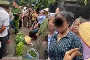 Công an xác minh vụ người phụ nữ bán rau bị xịt nước vào mặt