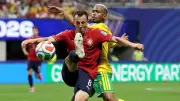 Cộng hòa Séc và Nam Phi chia điểm sau trận hòa kịch tính 1-1