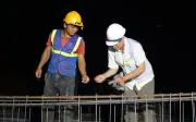 Công nhân tăng ca xuyên đêm xây trường học vùng biên Quảng Ngãi