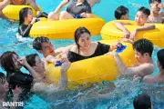 Công viên nước Hồ Tây đông nghẹt khách giải nhiệt ngày nắng nóng cuối tuần