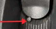 Cảnh báo thủ đoạn đặt ốc vít ở trụ bơm xăng tại Mỹ gây tranh cãi