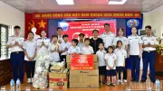 Cảnh sát biển tặng quà trẻ mồ côi, khuyết tật tại Trung tâm Hoa Phượng