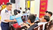 Cảnh sát biển tuyên truyền pháp luật biển đảo, hỗ trợ ngư dân