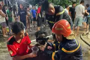 Cảnh sát đeo mặt nạ phòng độc cứu hai cháu bé trong vụ cháy nhà 3 tầng