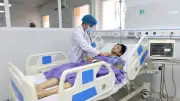 Cảnh sát kịp thời đưa người đàn ông đau bụng dữ dội đi cấp cứu