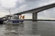 Cảnh sát kịp thời cứu người đàn ông nhảy cầu Cổ Chiên