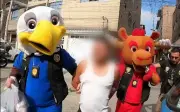Cảnh sát Peru hóa trang linh vật World Cup đột kích ổ ma túy