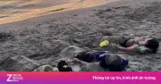 Cảnh tượng lạ trên bãi biển Đà Nẵng lúc sáng sớm: Người dân tự vùi mình trong cát
