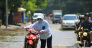 Cảnh tượng tắt nước trên đường được đầu tư 93 tỷ chống ngập