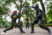Cảnh vệ mặc giáp 9kg tập võ gậy Arnis dưới nắng 40 độ C