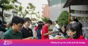 Cảnh xếp hàng mua báo in cuối cùng ở TP.HCM sáng 30/6