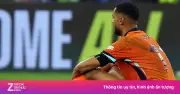 Cody Gakpo ngồi lặng lẽ giữa sân sau khi Hà Lan bị Morocco loại ở World Cup 2026