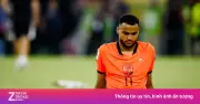 Cody Gakpo ngồi một mình giữa sân sau trận thua Morocco ở World Cup 2026