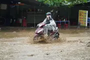 Con đường không mưa cũng ngập ở TPHCM: Nguyên nhân và giải pháp