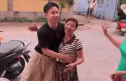 Con trai giấu bố mẹ về nước sau 10 năm ở Nhật, khoảnh khắc đoàn tụ gây xúc động
