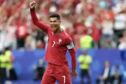 CR7 đáp trả chỉ trích bằng màn trình diễn xuất sắc trước Uzbekistan