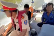 CSGT Cà Mau hỗ trợ đưa nạn nhân bị ong đốt đi cấp cứu