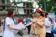 CSGT Hà Nội phát nước miễn phí, động viên sĩ tử thi tốt nghiệp THPT