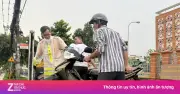 CSGT TP.HCM dùng xe đặc chủng hỗ trợ người dân vượt ngập