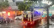 CSGT TP.HCM hỗ trợ người dân vượt vùng ngập sâu sau mưa lớn