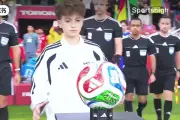 Cậu bé 13 tuổi gây sốt World Cup với cái nháy mắt 'đốn tim' triệu người