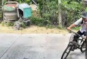 Cậu bé khóc nức nở khi đi học về mới biết chị gái lấy chồng