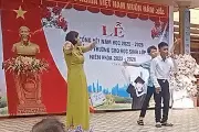 Cậu bé khiếm thị hát giữa lễ tốt nghiệp, phản ứng của học sinh gây xúc động