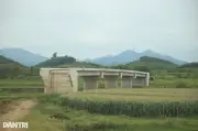 Cầu gần 50 tỷ đồng cắt đôi hai đầu ở Đồng Tháp