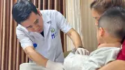 Cứu sống bàn tay bé 22 tháng tuổi bị máy dập cốc nhựa cắt đứt
