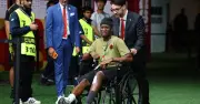 Cầu thủ Canada gặp chấn thương xuất hiện trên xe lăn, FIFA phạt nặng sao Qatar