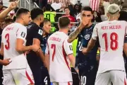 Cầu thủ Paraguay nhận thẻ đỏ vì che miệng chửi thề đối thủ tại World Cup 2026