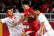 Cầu thủ U19 Indonesia xô ngã trợ lý HLV U19 Việt Nam gây phẫn nộ