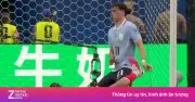 Cầu thủ Uruguay gây tranh cãi vì bỏ mặc đối thủ chấn thương để ghi bàn